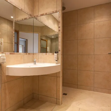 Active, Parking Securise Gratuit