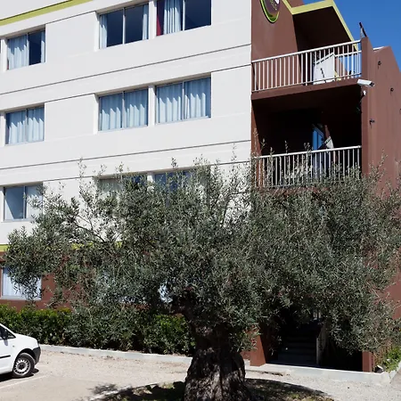 Active 3 Etoiles Otel Nîmes