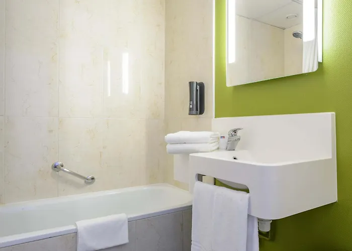 Active, Parking Securise Gratuit 3*