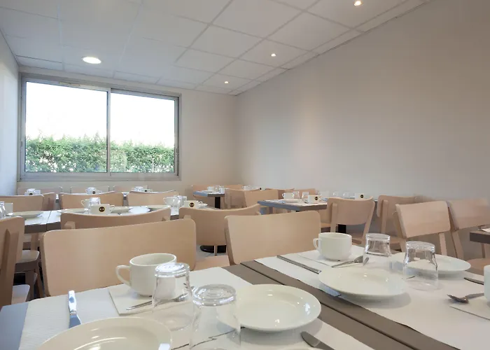 Active, Parking Securise Gratuit 3*