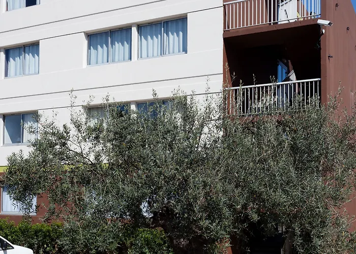 Active, Parking Sécurisé Gratuit Hotel Nîmes